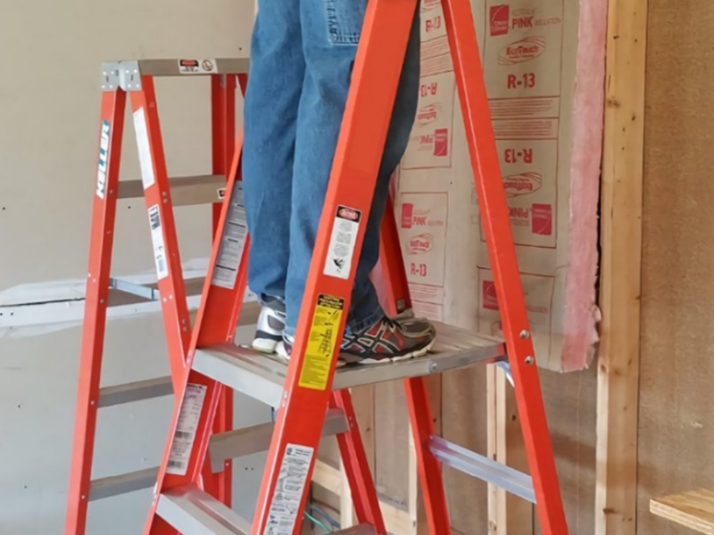 Importance Of Fiberglass Ladders In The Electrical Industry